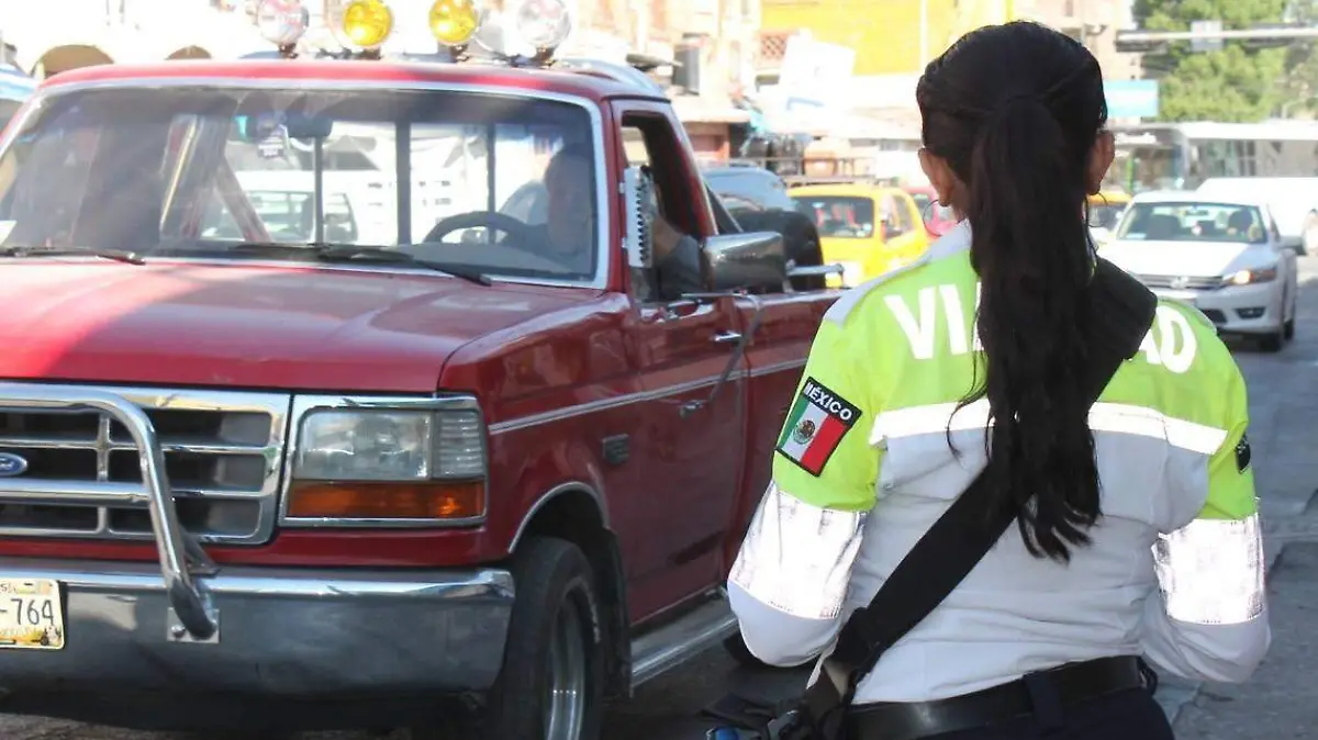 08 Lo infraccionan y se avienta a la patrulla